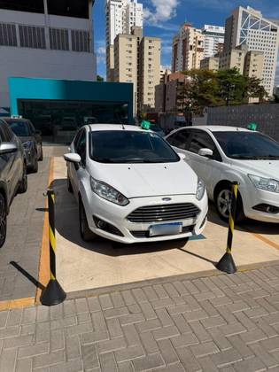 FORD FIESTA 1.6 TITANIUM HATCH 16V FLEX 4P POWERSHIFT FORD FIESTA 1.6 TITANIUM HATCH 16V FLEX 4P POWERSHIFT